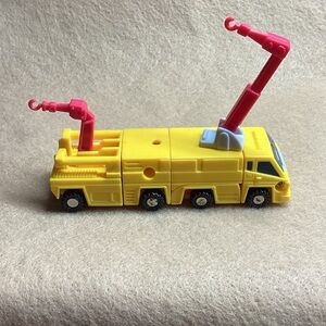 Micromaster G1 Decepticon Stone Cruncher transforms into two mini transformers